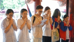 Sĩ tử mang bút, thước kẻ đến Văn Miếu "xin vía" thi đỗ lớp 10