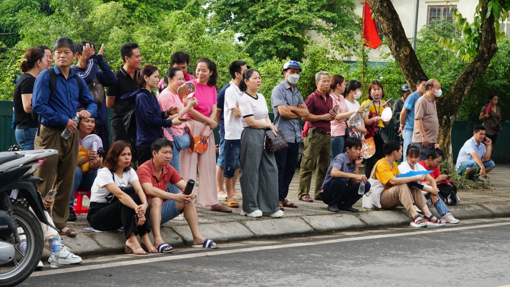 Thí sinh tự tin đi thi, phụ huynh thấp thỏm lo lắng