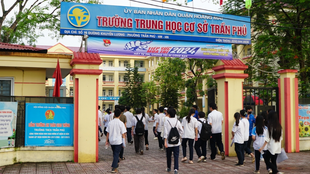 Thí sinh tự tin đi thi, phụ huynh thấp thỏm lo lắng