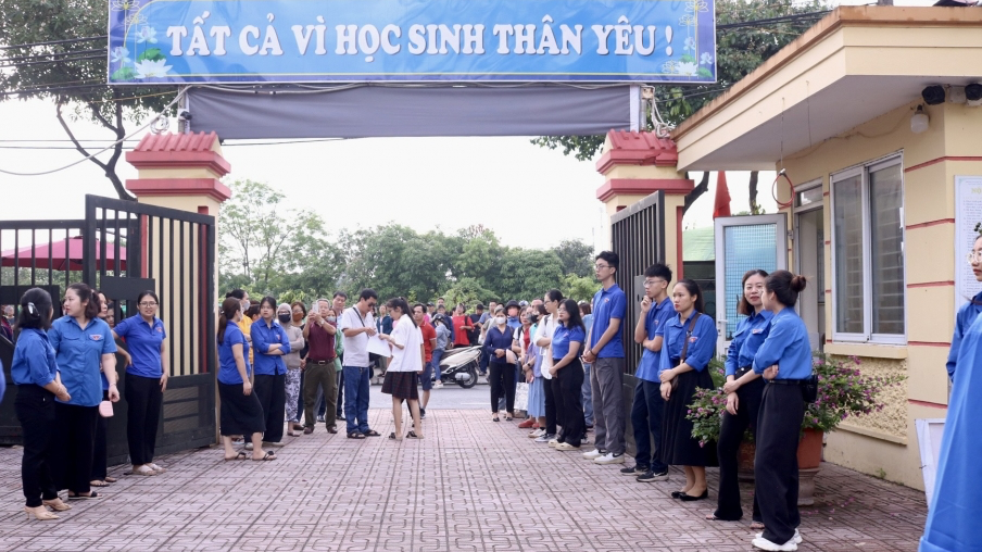 Thí sinh tự tin đi thi, phụ huynh thấp thỏm lo lắng