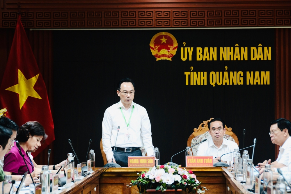 Thứ trưởng Hoàng Minh Sơn kiểm tra chuẩn bị thi tốt nghiệp tại tỉnh Quảng Nam