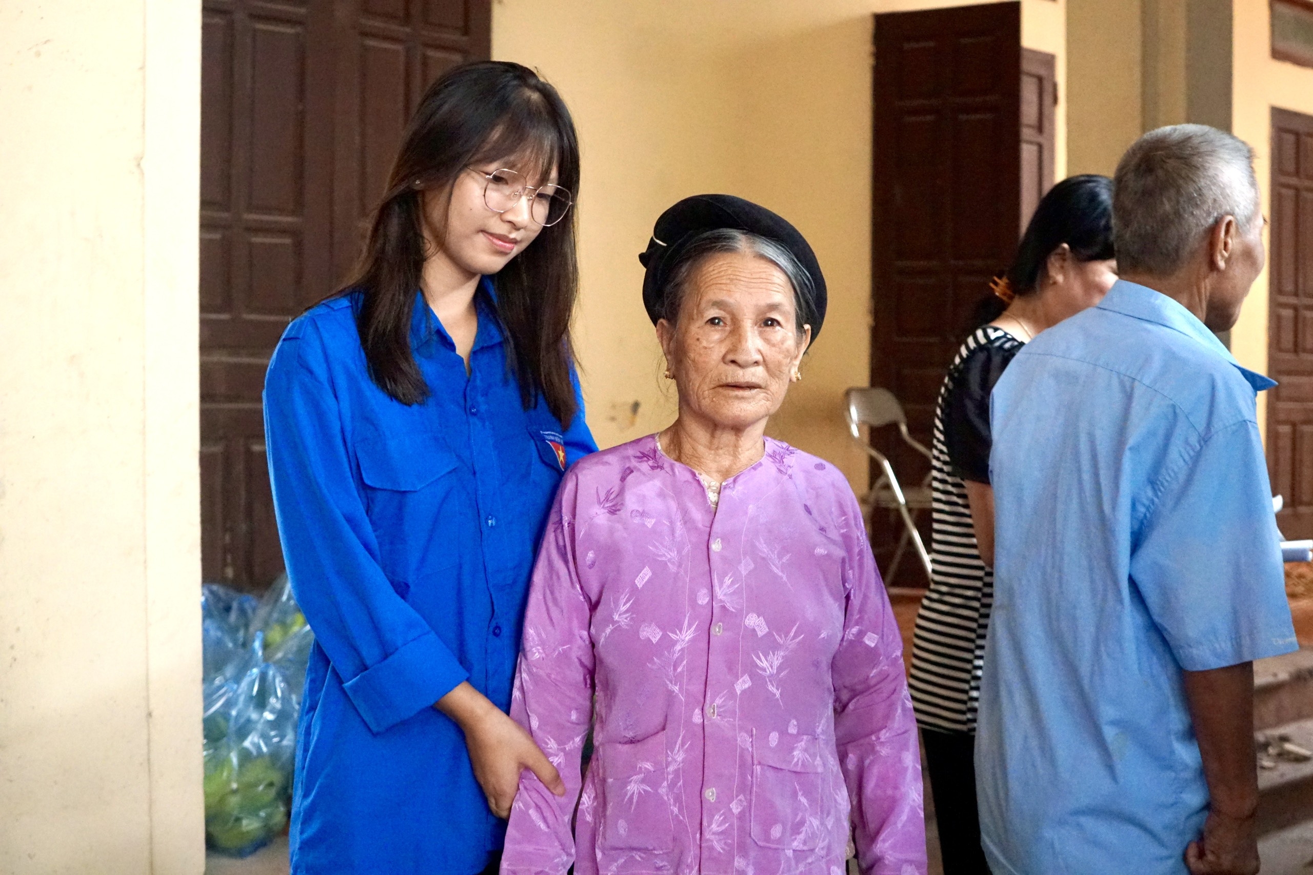 Khám, sàng lọc bệnh lý cho 300 người dân tại xã đảo Minh Châu