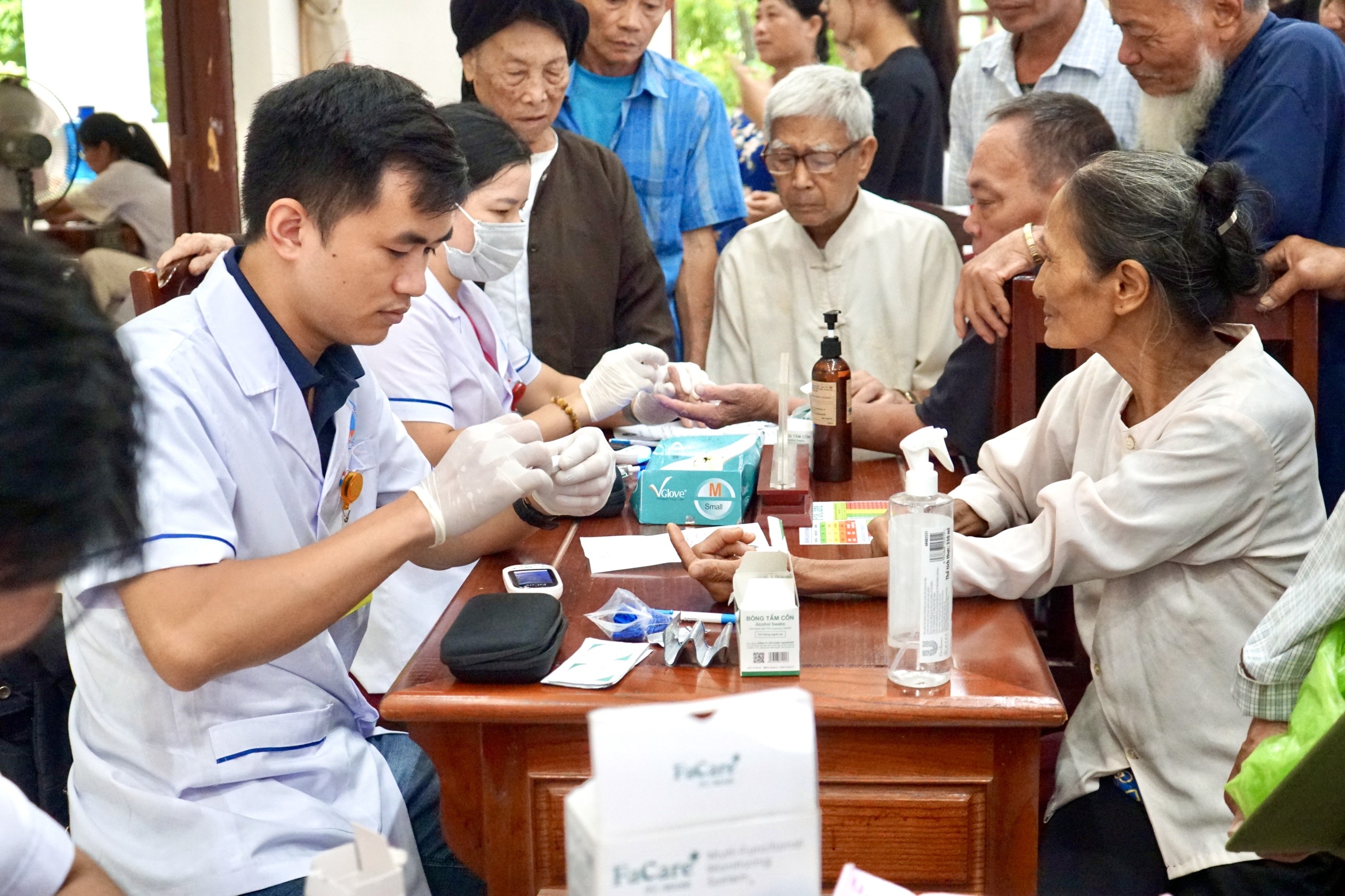 Khám, sàng lọc bệnh lý cho 300 người dân tại xã đảo Minh Châu