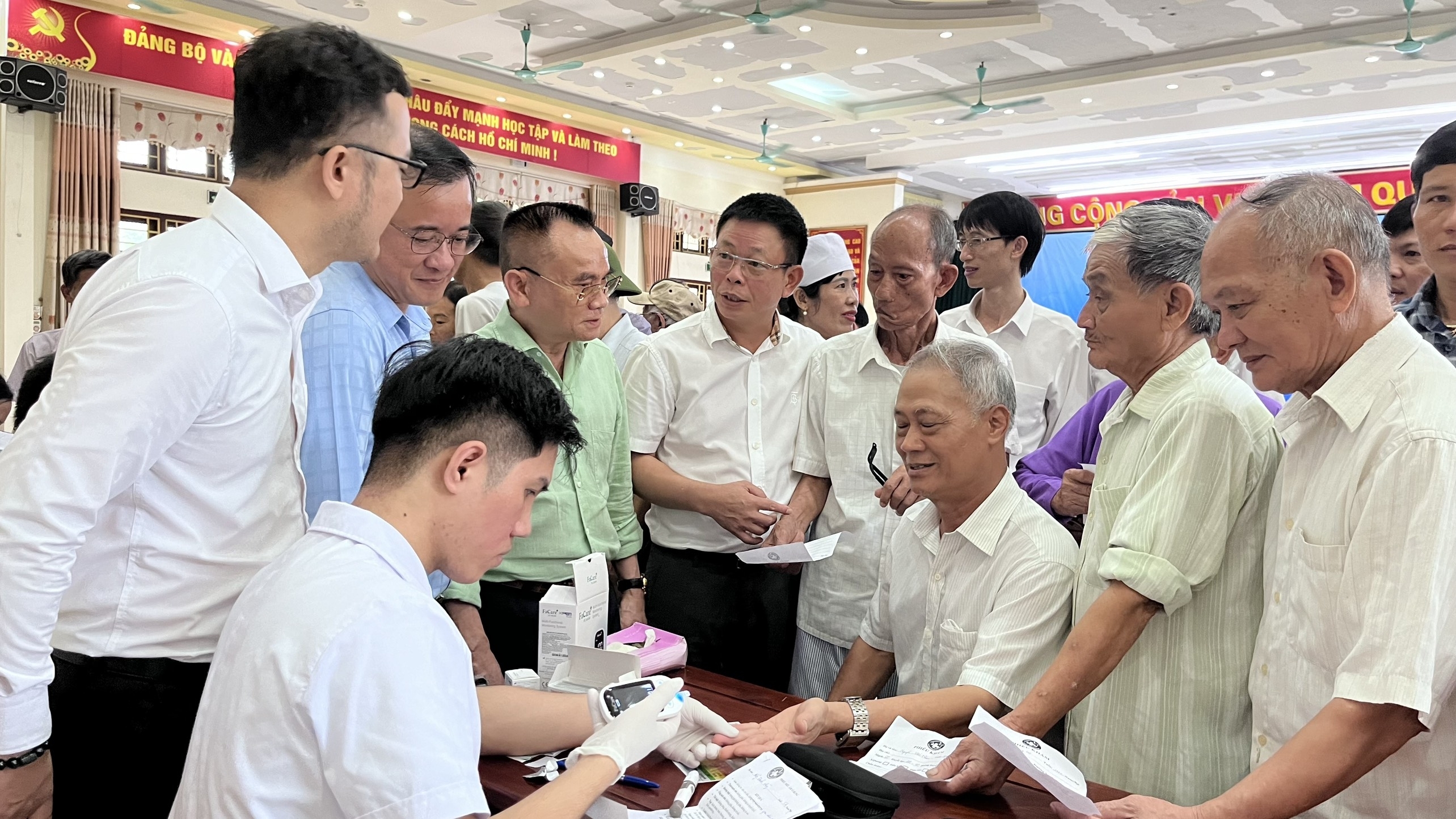 Khám, sàng lọc bệnh lý cho 300 người dân tại xã đảo Minh Châu