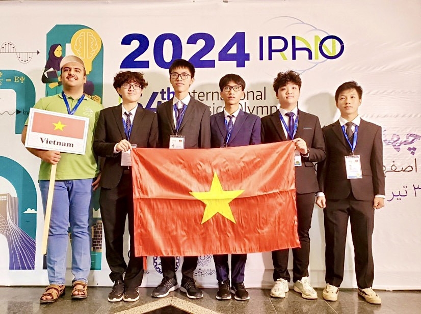 Cả 5 học sinh Việt Nam giành huy chương Olympic Vật lý quốc tế 2024