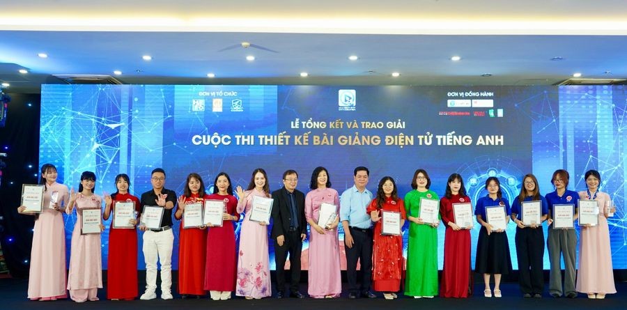 Ông Nguyễn Tiến Thanh, Chủ tịch Hội đồng thành viên, Tổng giám đốc Nhà xuất bản Giáo dục Việt Nam và ông Lê Huy, Phó Tổng giám đốc Nhà xuất bản Giáo dục Việt Nam. Trưởng Ban chỉ đạo Cuộc thi trao giải Đặc biệt cho các giáo viên.