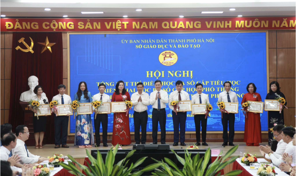 Gần 98% trường tiểu học ở Hà Nội triển khai dùng học bạ số