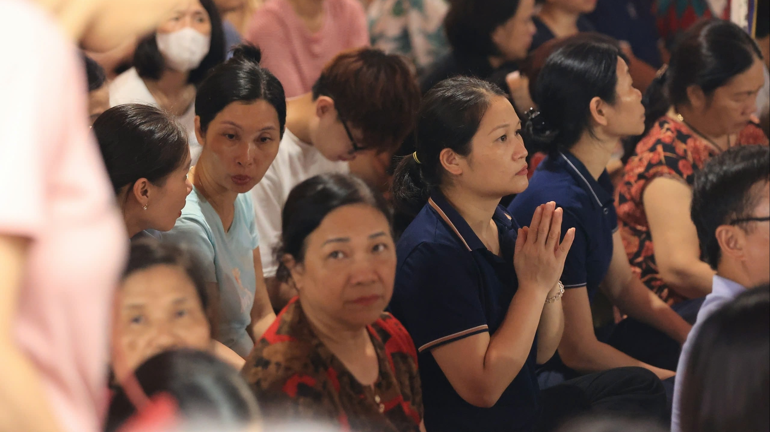 Hàng nghìn người dân ngồi kín sân chùa Phúc Khánh trong lễ Vu lan