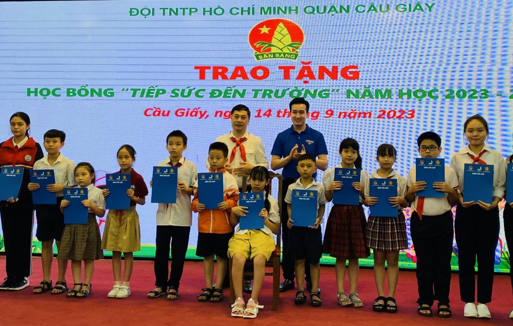 Đại diện lãnh đạo Thành đoàn Hà Nội và quận Cầu Giấy trao khen thưởng tới đội viên