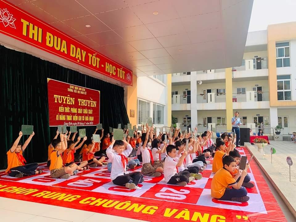 Thầy giáo trẻ viết cẩm nang ứng phó với hỏa hoạn cho học sinh