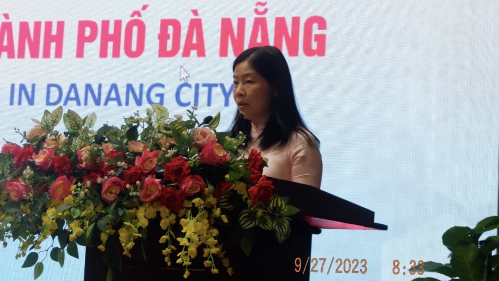 Giám đốc Sở GD&amp;amp;ĐT thành phố Đà Nẵng, bà Lê Thị Bích Thuận phát biểu tại buổi lễ (ảnh Út Vũ)