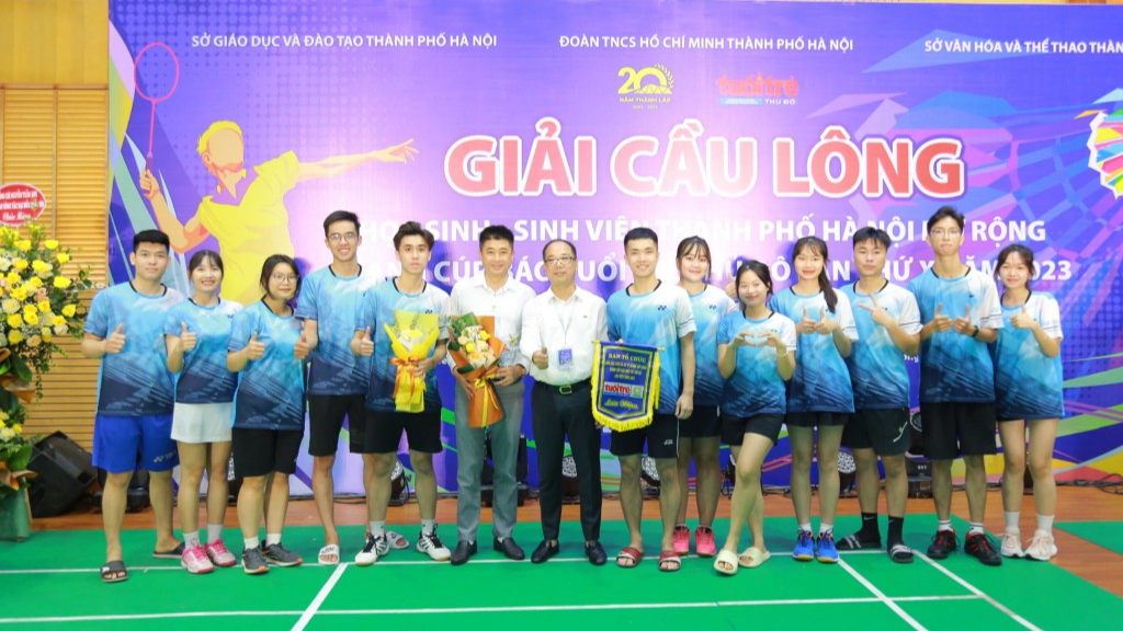 Các vận động viên chụp ảnh lưu niệm cùng Trưởng ban Tổ chức, Tổng biên tập báo Tuổi trẻ Thủ đô Nguyễn Mạnh Hưng