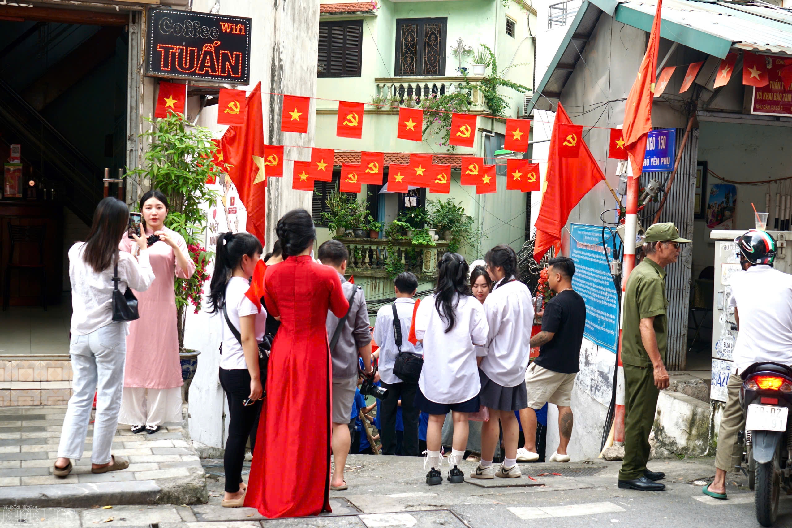 Điểm check-in rợp cờ hoa thu hút người trẻ dịp Quốc Khánh 2/9