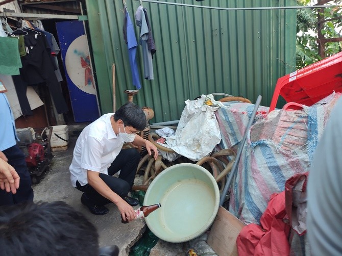Đồng chí Vũ Cao Cương, Phó Giám đốc Sở Y tế kiểm tra công tác phòng chống sốt xuất huyết trên địa bàn quận Hai Bà Trưng.
