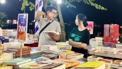 Hà Nội: Giới trẻ gác điện thoại đến phố đi bộ Hoàn Kiếm đọc sách