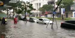 Nhiều tuyến đường ngập sâu, Đà Nẵng phát thông báo cho học sinh nghỉ học