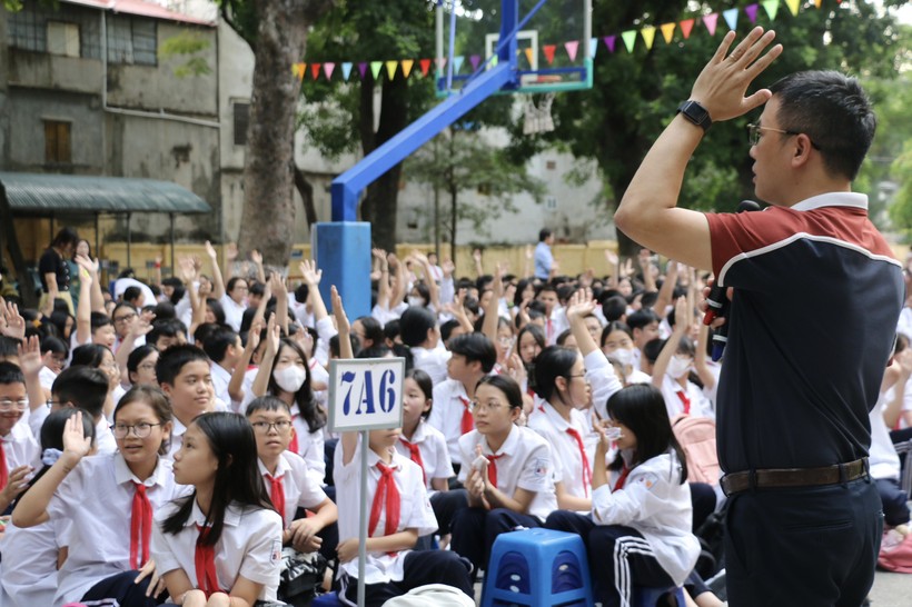 Học sinh tích cực giơ tay phát biểu ý kiến trong buổi chuyên đề. ảnh 10