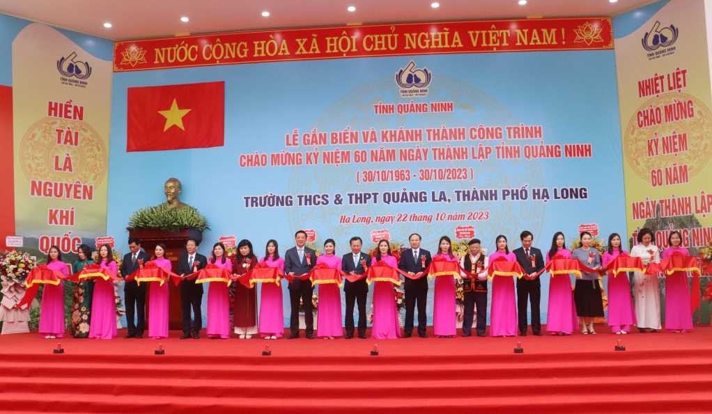Các đại biểu cắt băng khánh thành Trường THCS&amp;amp;THPT Quảng La.