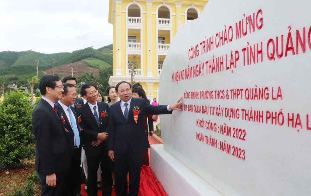 Đồng chí Nguyễn Xuân Ký, Bí thư Tỉnh ủy, Chủ tịch HĐND tỉnh cùng các đồng chí lãnh đạo tỉnh tham quan công trình gắn biển.
