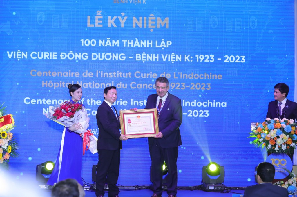 Phó Thủ tướng Trần Hồng Hà trao Huân chương Hữu nghị cho Viện Curie (Cộng hòa Pháp) - Ảnh: VGP/MK