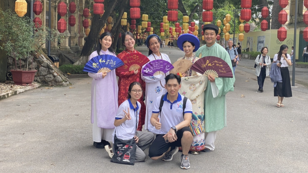 Giới trẻ học tiếng Anh qua việc dẫn tour du lịch