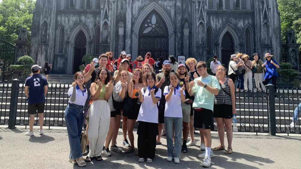 Giới trẻ học tiếng Anh qua việc dẫn tour du lịch