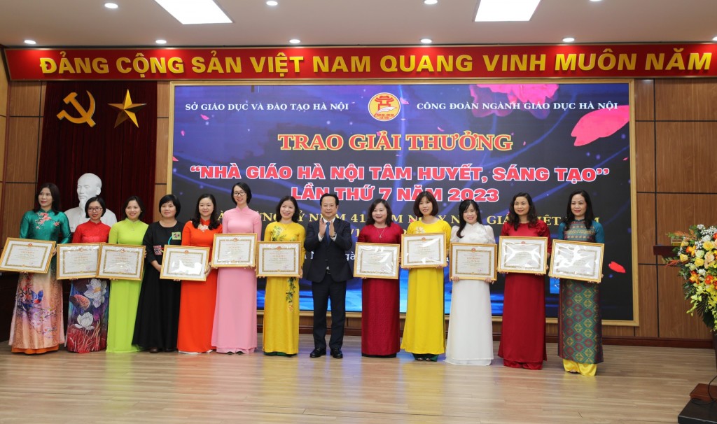 Giám đốc Sở GD&amp;amp;ĐT Hà Nội Trần Thế Cương trao tặng giấy khen tới các giáo viên được vinh danh giải thưởng Nhà giáo Hà Nội tâm huyết sáng tạo lần thứ 7 năm 2023