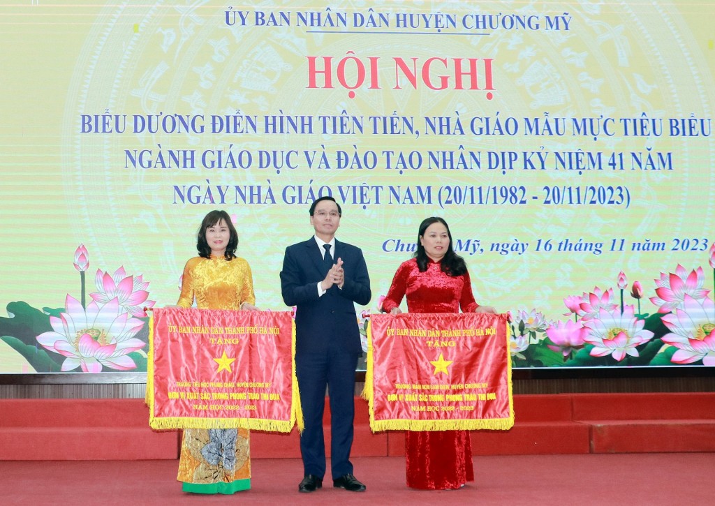 Phó Bí thư Thường trực Huyện ủy Chương Mỹ Trịnh Tiến Tường trao phần thưởng của UBND thành phố cho các nhà trường trên địa bàn huyện.