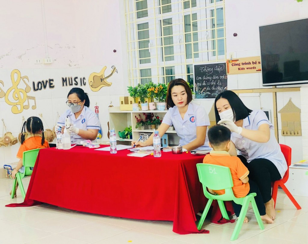 Khám sàng lọc khiếm thính cho trẻ tại 6 trường mầm non