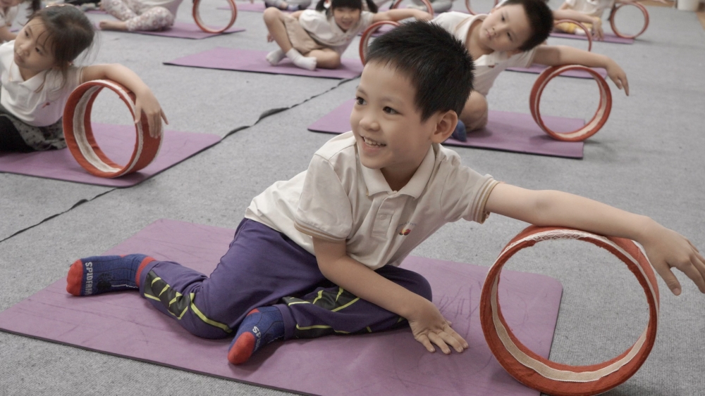 Ứng dụng yoga giúp trẻ kiểm soát cảm xúc hiệu quả