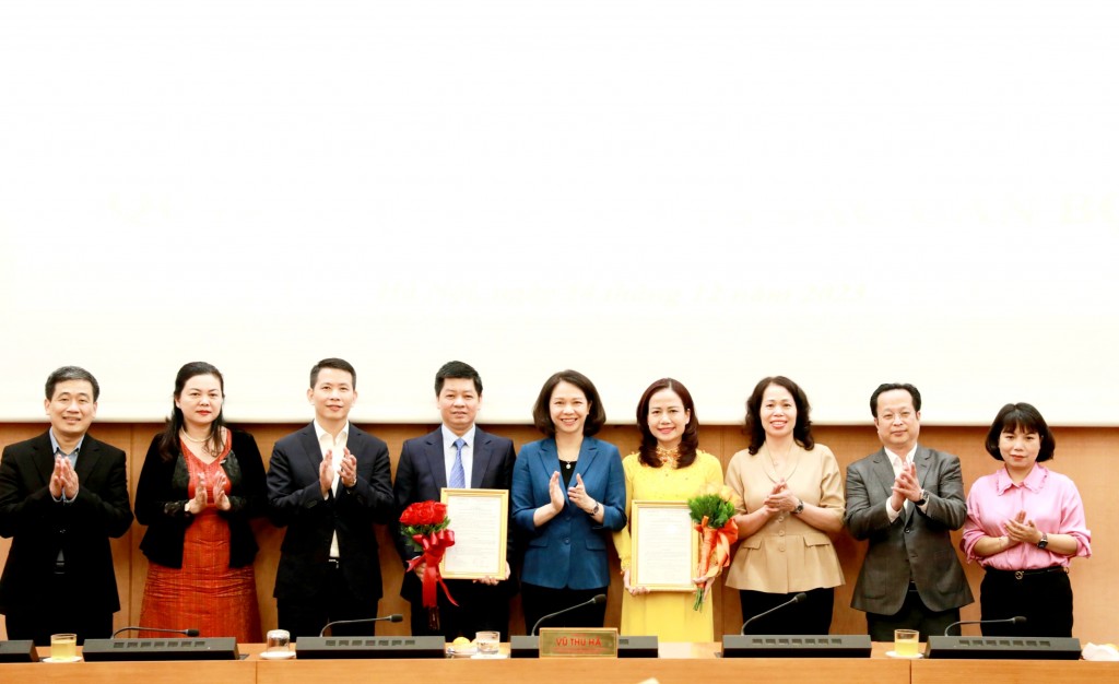 Phó Chủ tịch UBND TP Vũ Thu Hà trao Quyết định và tặng hoa chúc mừng 2 Phó Giám đốc Sở GD&amp;amp;ĐT Hà Nội