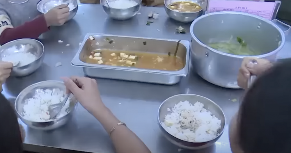 Hiệu trưởng từ chức sau vụ lùm xùm “11 học sinh ăn 2 gói mì chan cơm