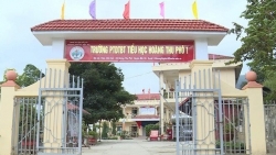 Hiệu trưởng từ chức sau vụ lùm xùm “11 học sinh ăn 2 gói mì chan cơm"