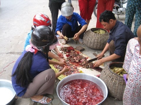 hoa binh 1 nguoi chet 7 dang cap cuu nghi ngo doc trung coc