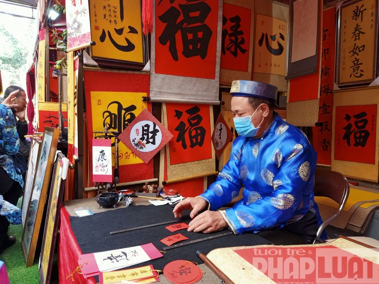 Đeo khẩu trang xin chữ thời dịch bệnh Corona