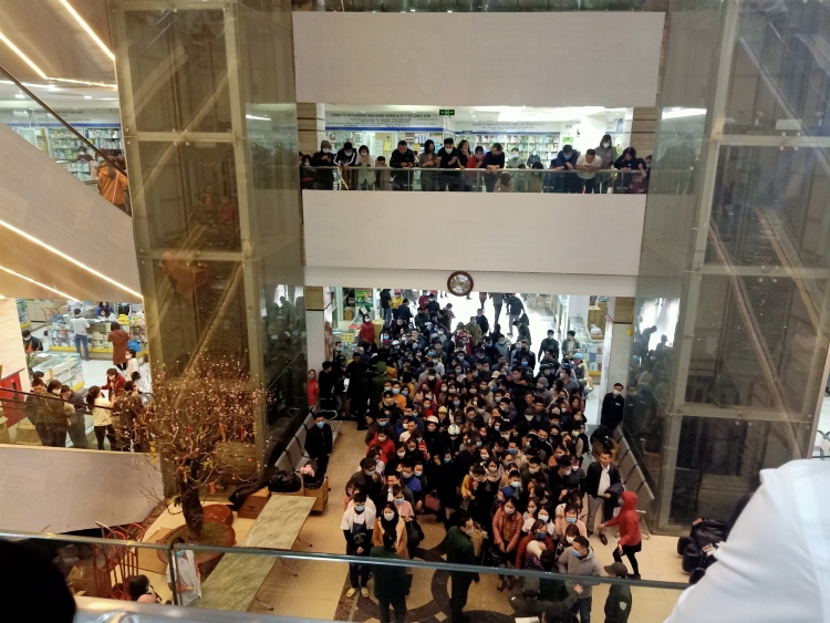 Người dân chen lấn chờ mua khẩu trang tại chợ thuốc Hapulico