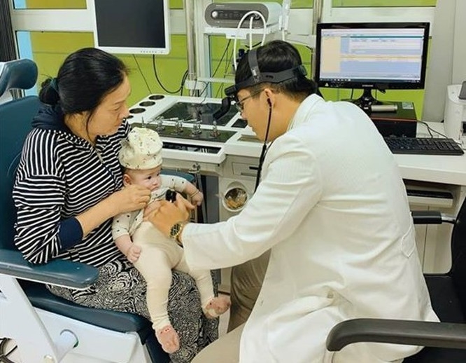 Bé gái 8 tháng tuổi thoát chết sau khi nuốt mảnh vỡ thuỷ tinh