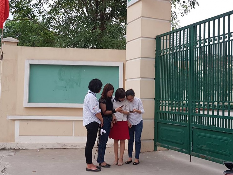 Vụ 35kg thịt gà "bẩn": Họp 3 bên, phụ huynh bức xúc bỏ về