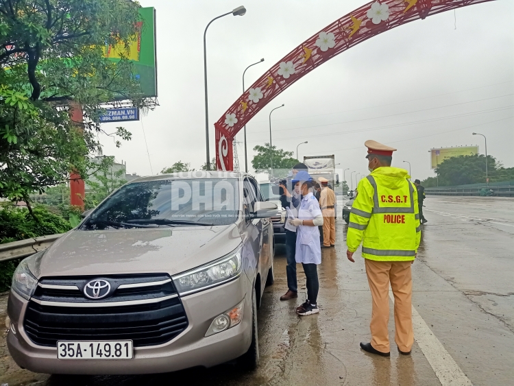 thai binh doi mua lam cong tac do than nhiet cho nguoi dan di chuyen ve dia phuong