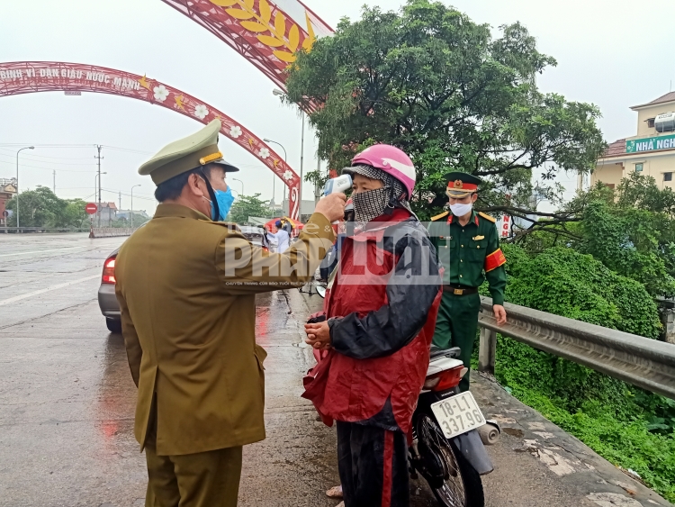 thai binh doi mua lam cong tac do than nhiet cho nguoi dan di chuyen ve dia phuong