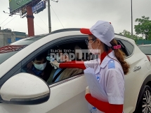 Thái Bình: Đội mưa làm công tác đo thân nhiệt cho người dân di chuyển về địa phương