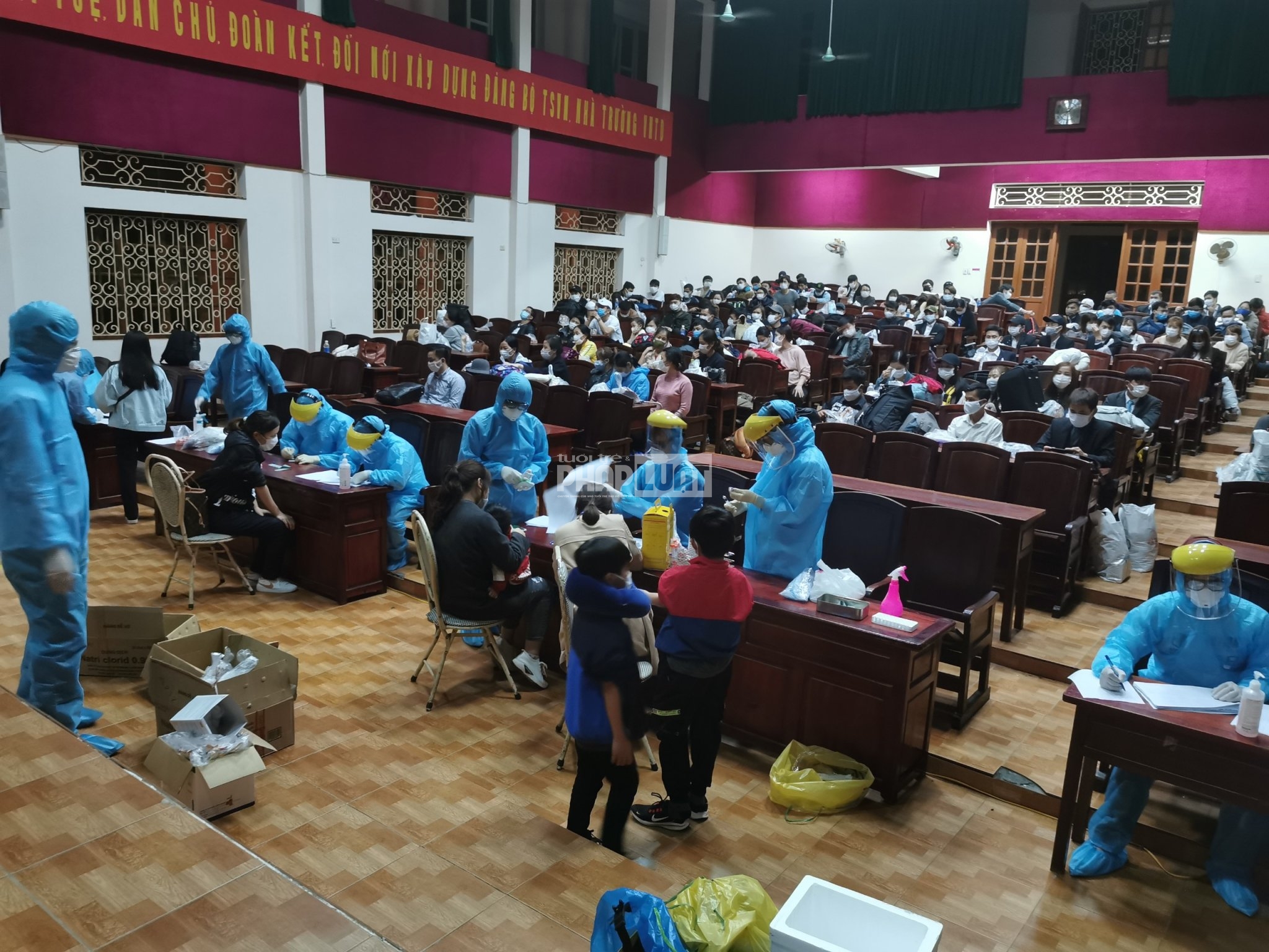 Mẹ của học sinh 15 tuổi ở Hạ Lôi cũng dương tính với COVID-19