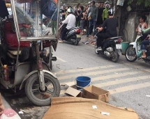 Xe ba gác chở hàng nặng lật nghiêng đè chết một người đàn ông