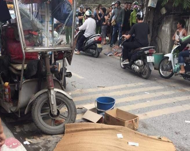 Xe ba gác chở hàng nặng lật nghiêng đè chết một người đàn ông