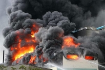 Cháy khu công nghiệp Việt Hương: Hàng trăm công nhân bỏ chạy