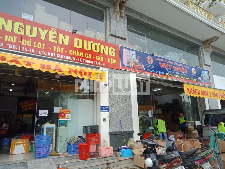 Quản lý thị trường "phán" tổng kho toàn đồ rẻ tiền, không làm gì được?!