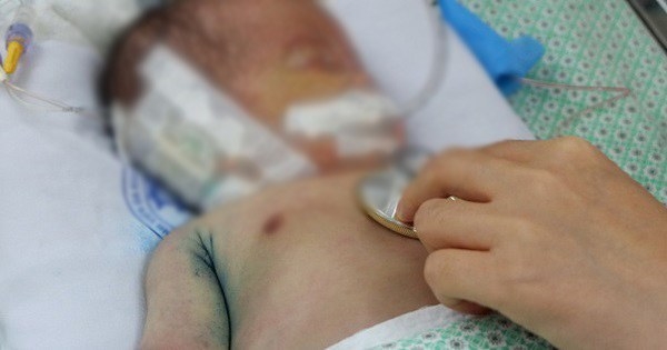 Bé sơ sinh bị mẹ bỏ rơi dưới hố gas đã qua đời