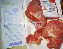 Lại xuất hiện khay thịt lợn của Vissan có “đốm trắng” trong siêu thị
