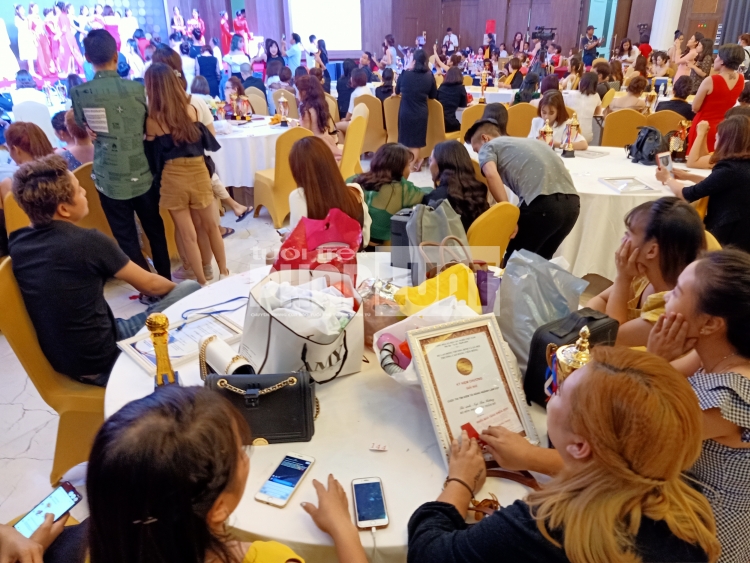 cuoc thi tim kiem tai nang lam dep trao toi 600 cup mat 3 gio moi trao het giai thuong