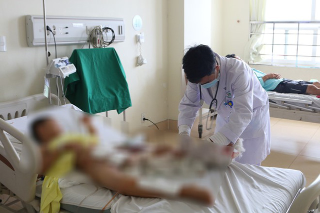 bac si dung tay chen dong mach cuu benh nhi bi tai nan giao thong